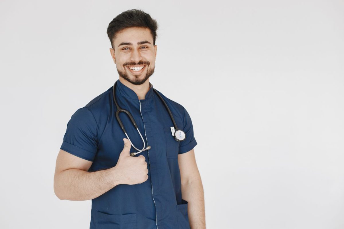 Męska odzież medyczna – jak wybrać wygodny komplet do pracy?