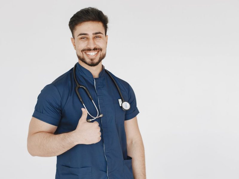 Męska odzież medyczna – jak wybrać wygodny komplet do pracy?